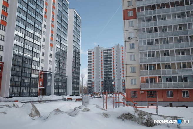 Дома в районе выглядят так, словно в них не жили | Источник: NGS42.RU