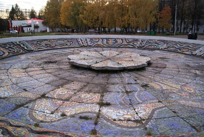 Чаша фонтана в 2011 году | Источник: 7yoch / Wikimapia.org