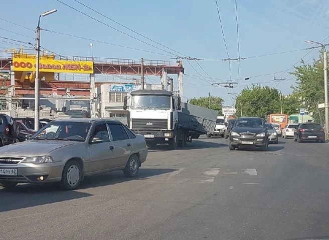 В Октябрьском городке из-за ДТП образовалась пробка | ya62.ru