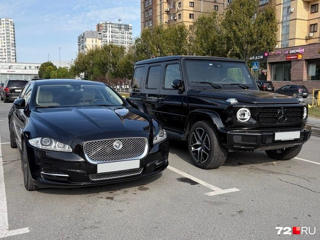 Выглядит дорого и солидно, но подержанный Jaguar XJ может оказаться доступнее, чем кажется. Рядом с ним легендарный «Гелик» — один из самых узнаваемых и дорогих внедорожников в нашей подборке | Источник: 72.RU