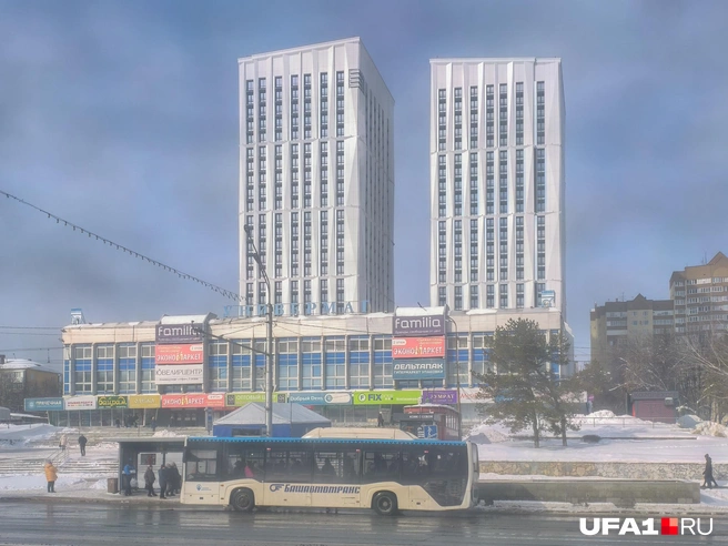 У уфимского универмага выросли рога | Источник: Булат Салихов / UFA1.RU