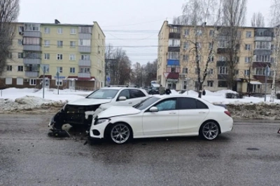В Липецке в аварии двух автомобилей пострадали водители