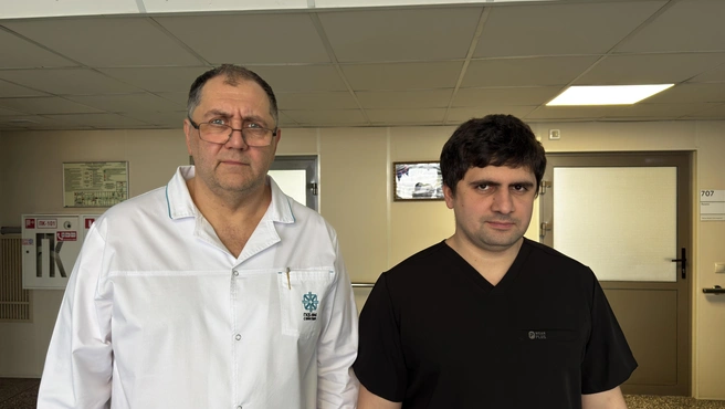 Заведующий отделением Дмитрий Штадлер слева, нейрохирург Владислав Штадлер справа | Источник: Алексей Кожевников / 59.RU