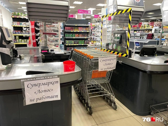 При входе висят объявления, что супермаркет не работает | Источник: Кирилл Поверинов / 76.RU