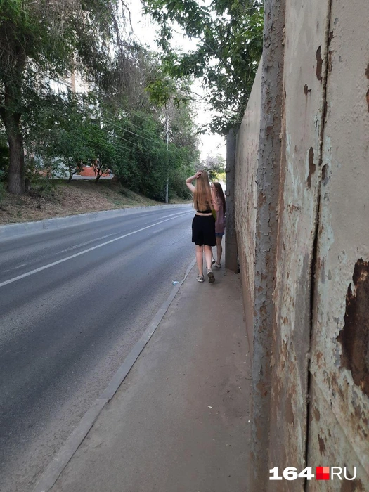 Дорога на пляж пока не очень комфортная | Источник: Сергей Гендин / 164.RU