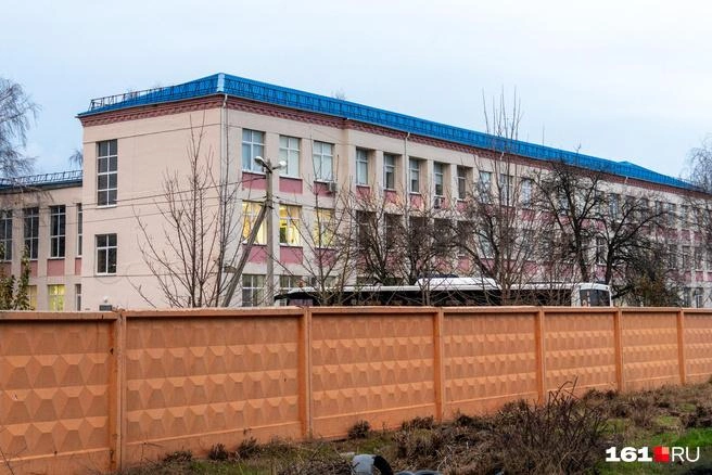 Кадетский корпус, где, предварительно, проходило избиение, огорожен километровым бетонным забором | Источник: Евгений Вдовин / 161.RU