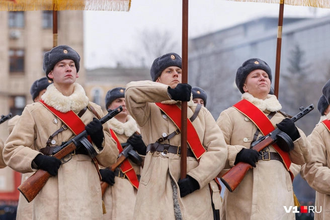 Военные шли со штандартами фронтов | Источник: Алексей Волхонский