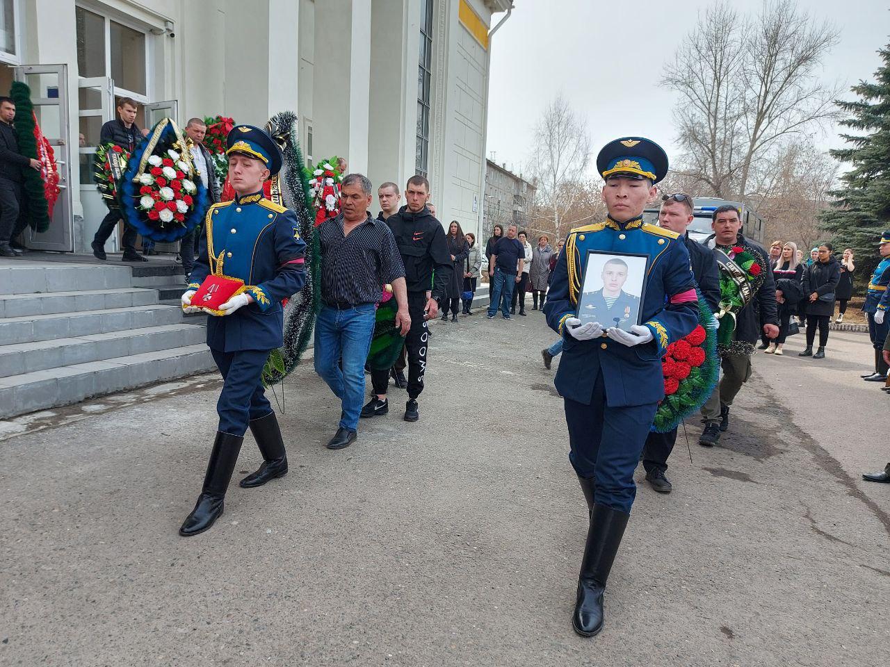Сейчас 16 апреля. Похороны солдата погибшего на Украине в Красноярск. Красноярск военный.