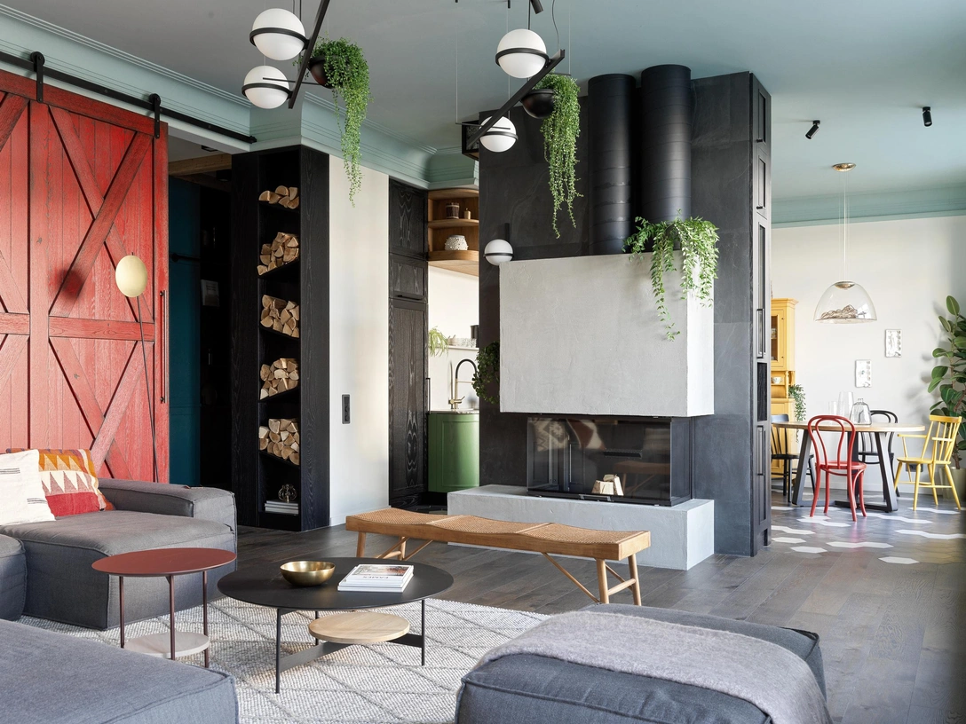 Люстры, Vibia, Lampadario. Скамья, Zara Home. Ковер, Kover.ru. Перегородка, Derevoteka. Журнальные столы, ТОК. | Источник: Сергей Красюк