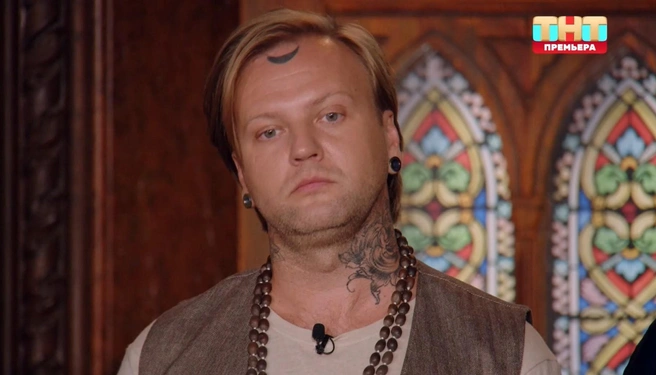 Экстрасенсы не воспринимают всерьез Юлия Котова и подшучивают над ним | Источник: кадр из шоу «Экстрасенсы. Битва сильнейших — 2», ТНТ, 2025 год