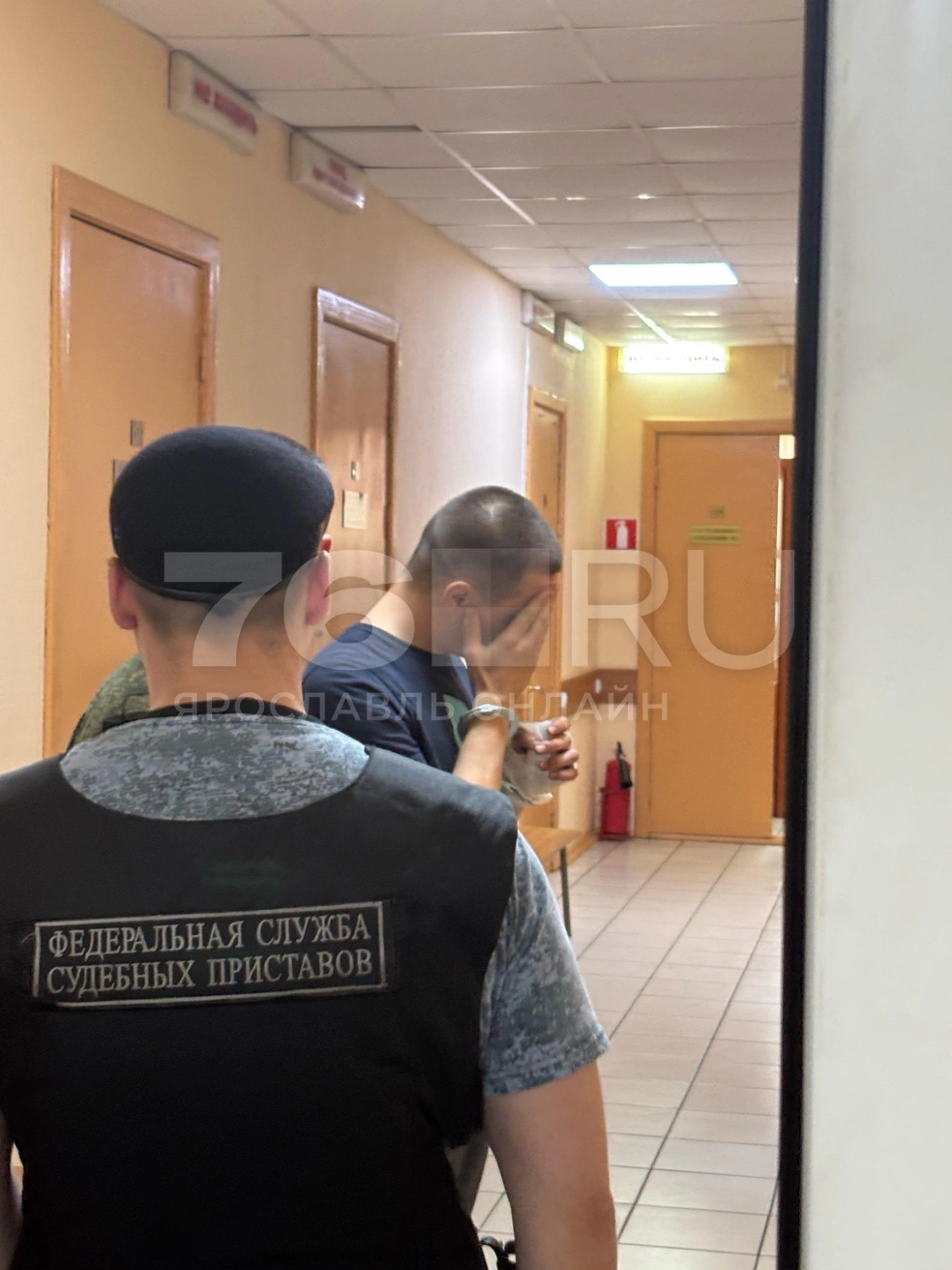 Антон шел, опустив голову и закрывая лицо руками | Источник: Алина Сардекова / 76.RU