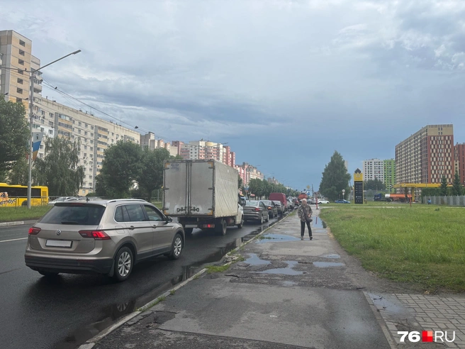 Водители ждали, пока бензоколонки будут наполнены | Источник: Алина Сардекова / 76.RU