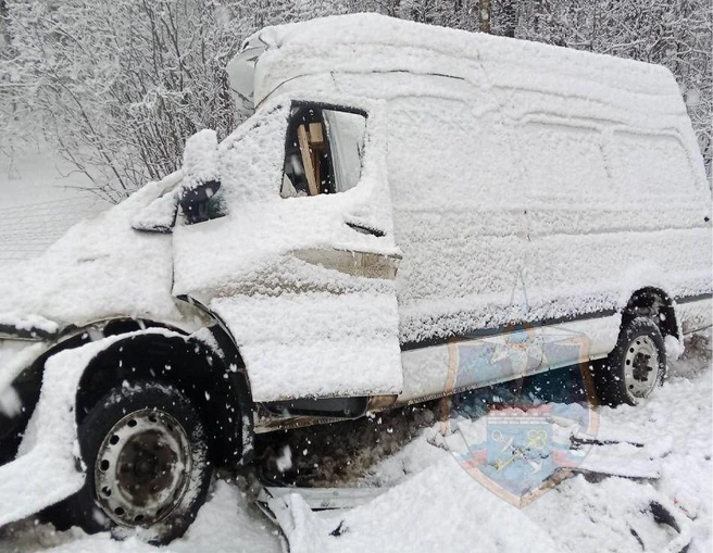 Пожилой водитель разбился о встречный грузовик на трассе в Ленобласти | Источник: Аварийно-спасательная служба ЛО / «ВКонтакте»