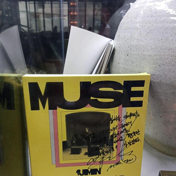 Альбом Пак Чимина Muse, подписанный им | Источник: личный архив Ирины Чирковой