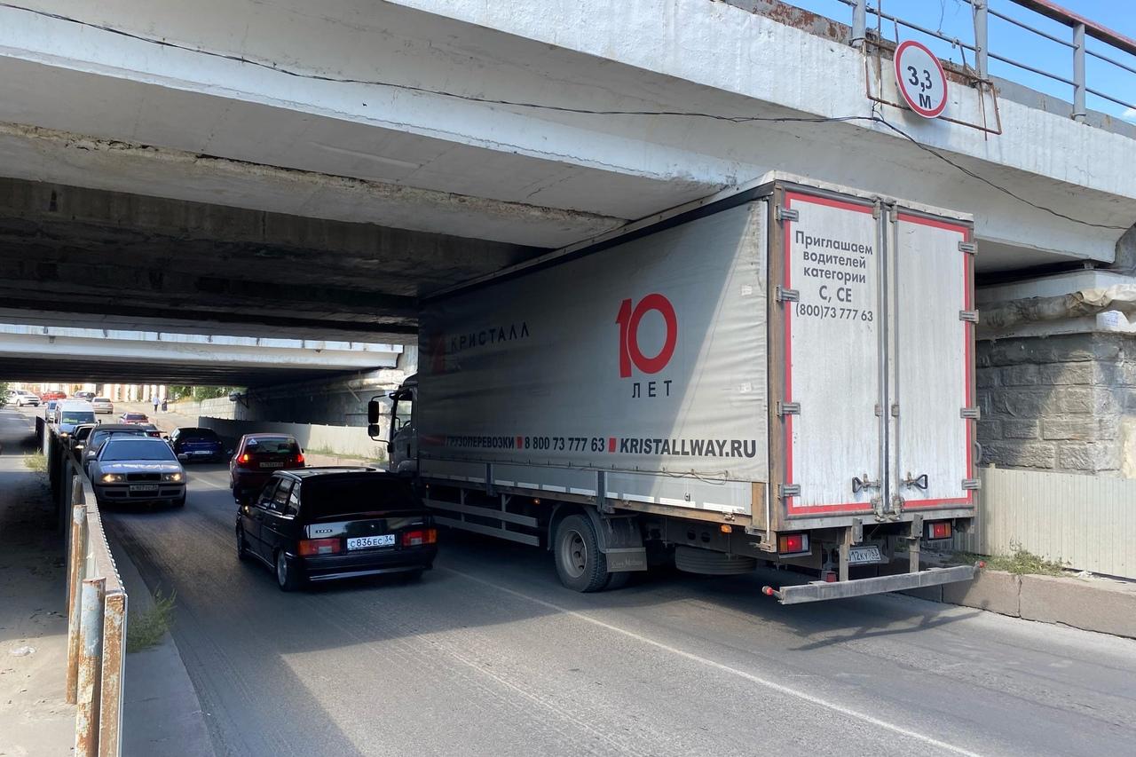 Грузовик из Самарской области застрял под низким мостом в центре Волгограда  - 15 сентября 2021 - V1.ру