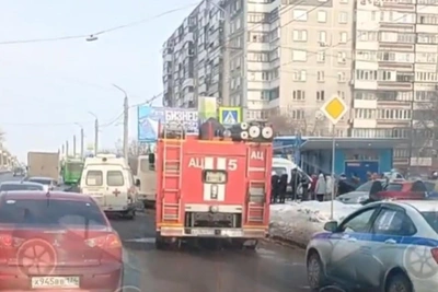 Lada Niva Hits Pedestrians, Collides with Minibus in Chelyabinsk