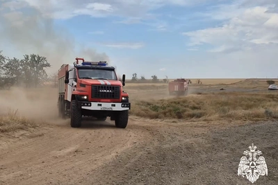 Огнеборцы тушат сухую растительность в Бурате