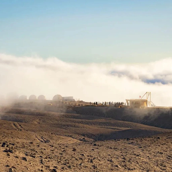 Призер в номинации «Науки о Земле и климате». Станция по исследованию прибрежных туманов в чилийской пустыне Атакама | Источник: Felipe Ríos Silva / The Royal Society Publishing Photography Competition 2025