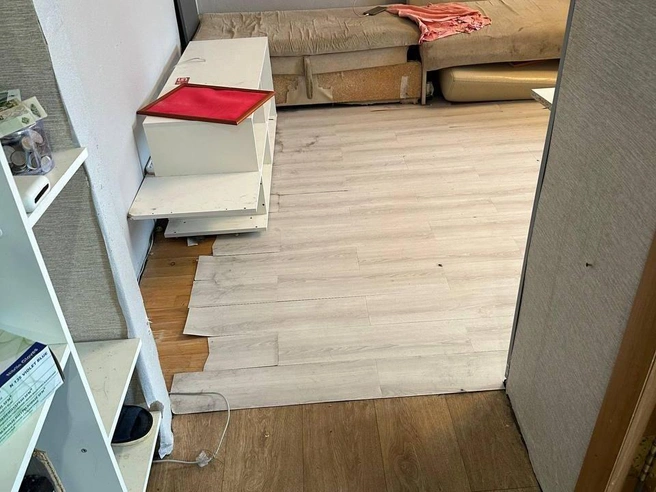 Полы испорчены, арендаторы пытались скрыть это линолеумом | Источник: Читатель E1.RU