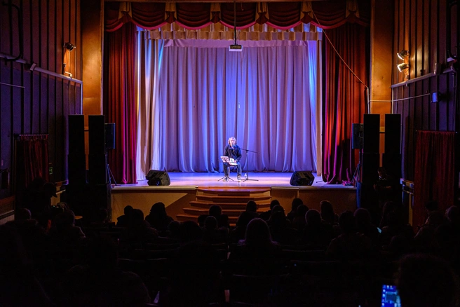 Господин Литвинович зачитал произведения современных и давно известных забайкальских поэтов | Источник: Олег Фёдоров / CHITA.RU