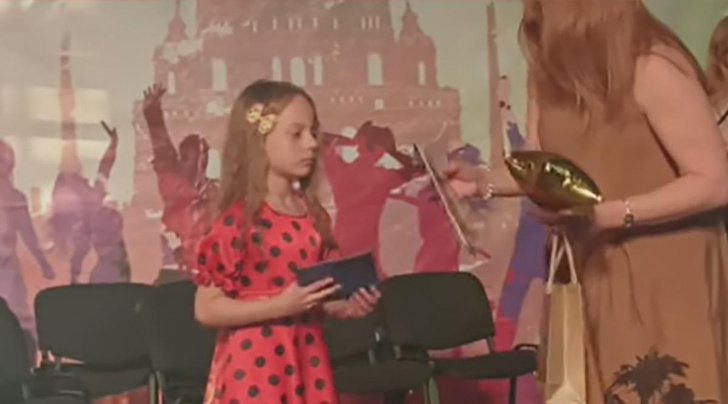 Обошла сестру: 8-летняя Лейя Теплякова стала самой юной выпускницей России