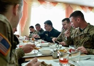 Порошенко поел за одним столом с американскими военными | ya62.ru