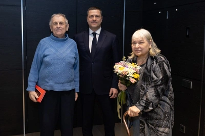 Семья поэтов из Латвии получила паспорта РФ в Псковской области