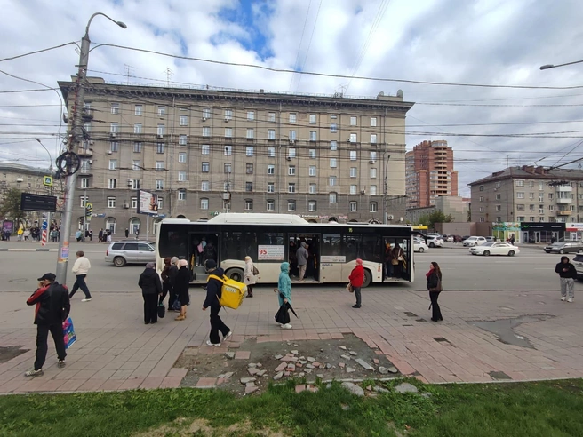 Здесь отсутствует крупный остановочный павильон: в непогоду пассажиры мокнут под дождём | Источник: Илья Калинин / NGS.RU