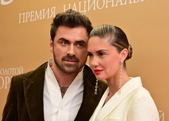 С поддержкой жениха: беременная Агата Муцениеце выбирает платье под восхищенные возгласы Петра Дранги