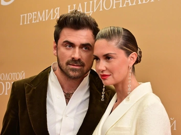 С поддержкой жениха: беременная Агата Муцениеце выбирает платье под восхищенные возгласы Петра Дранги