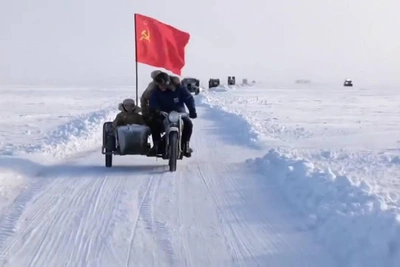 Колонна исторической техники проехала по льду Ладоги в Дороге жизни