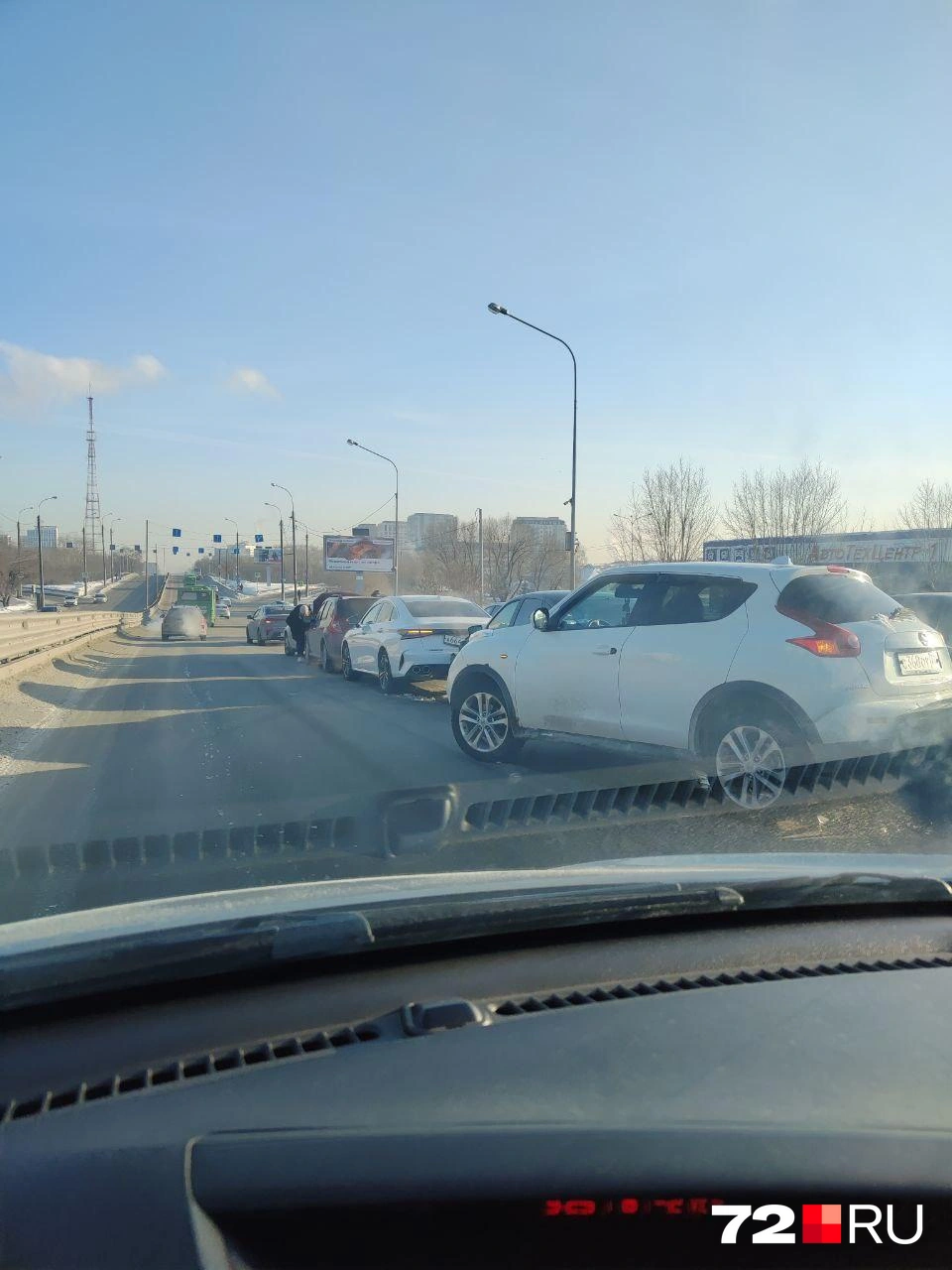 Водителям приходится объезжать аварию на мосту  | Источник: 72.RU