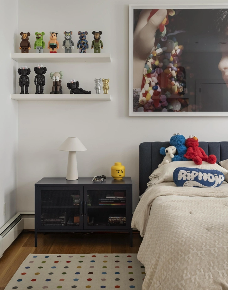 Ковер, Novogratz x Momeni. Искусство, Laurie Simmons. Свет, Novogratz x Globe Electric. Кровать, Novogratz. | Источник: Мэтью Уильямс. Стиль: Хиллари Робертсон