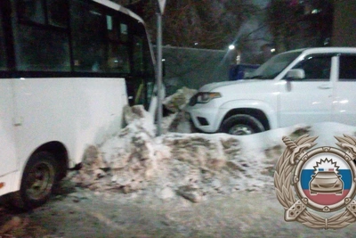 В Саратове маршрутка повредила три автомобиля, сдавая задом