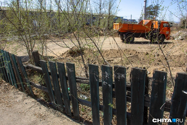 Оставшееся от сгоревшего барака пространство | Источник: Руслан Симушин / CHITA.RU