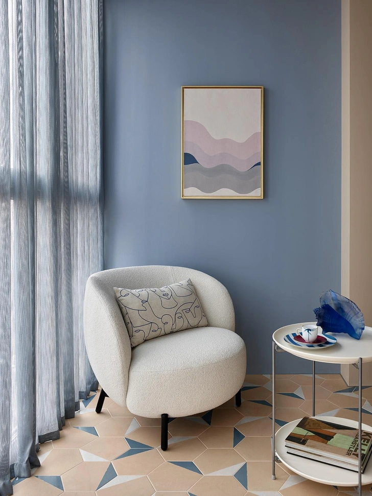 Плитка Terra Hexa Decor, Peronda Harmony. Раковина, Daum. Кофейная пара, бутик «Акценты». | Источник: Сергей Ананьев. Стиль: Лиза Эшва