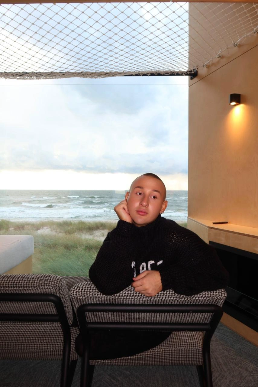 В Москве Александр словно в своей тарелке | Источник: sasha.vizual / Instagram*