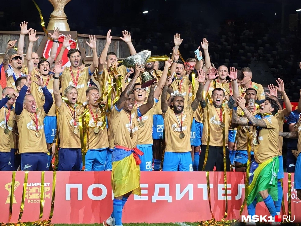 Сине-бело-голубые против красно-белых играют на стадионе в Нижнем Новгороде | Источник: Дмитрий Бондарев/ MSK1.RU