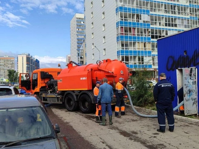 Специалистам пришлось не только откачивать дождевую воду, но и очищать канализацию от мусора, который туда периодически скидывают жители — кухонных тряпок, влажных салфеток и прочего, говорят коммунальщики | Источник: КрасКом / Telegram