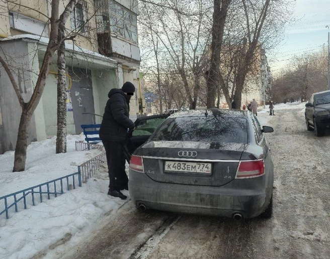 VIP-парковка: учитесь, холопы (нет). По словам автора снимка, он шел по тротуару, и машина въехала прямо перед ним, загородив проход. Водитель отреагировал на снимок словами «Фотограф гребаный!» Адрес: Масленникова, 13  | Источник: читатель 74.RU