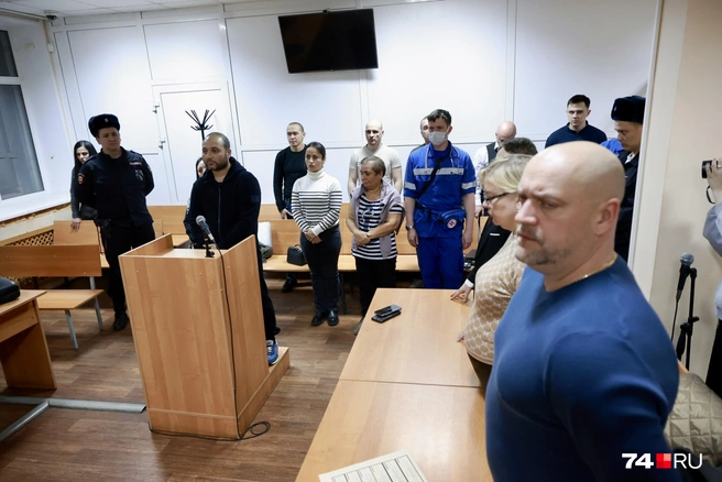 И решение суда Артак Варосян заслушал уже в зале вместе с группой поддержки | Источник: Михаил Шилкин 