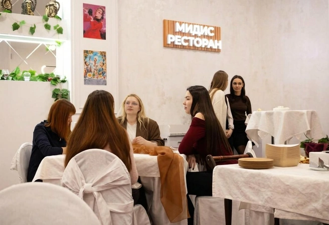 Студенты гостиничного бизнеса проходят практику уже после 1-го курса и стартуют с официантов, а к 3-му курсу многие работают менеджерами отдельных юнитов | Источник: МИДиС