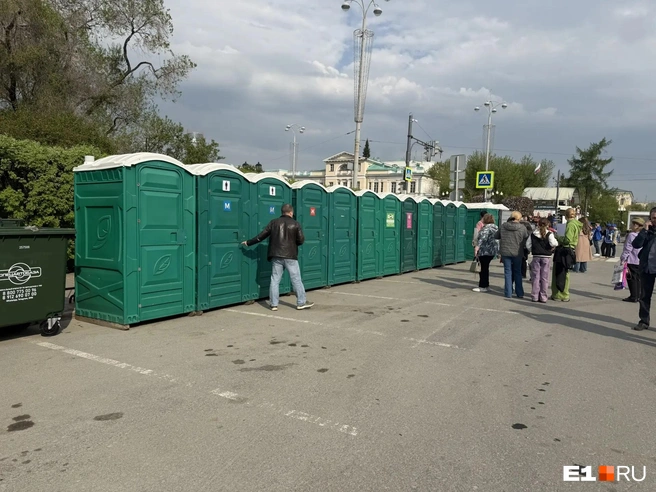 Для горожан установили биотуалеты | Источник: Дарья Манохина / E1.RU