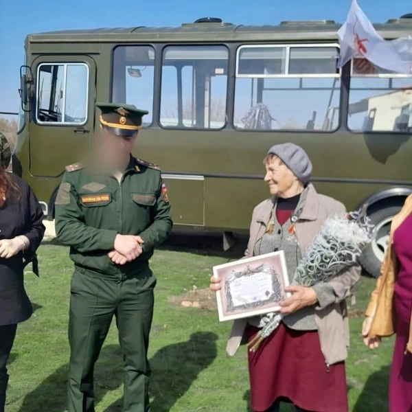 Вместе с чиновниками и активистами блокадницу поздравили военные из Таманской дивизии | Источник: Лариса Салдина / Vk.com