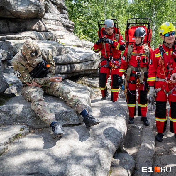 Специальные носилки берут с собой  | Источник: Владислав Лоншаков / E1.RU