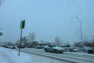 Снегопад вызвал лютые пробки на дорогах Тюмени