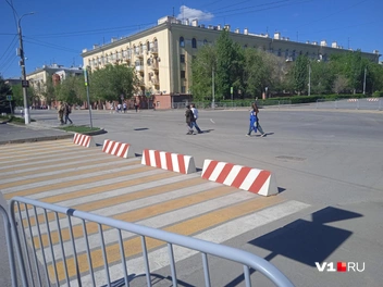 Первым рубежом перекрытия выступают бетонные блоки | Источник: Денис Гусаков / V1.RU