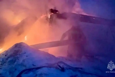 Мощный пожар уничтожил двухквартирный дом в Алтайском крае