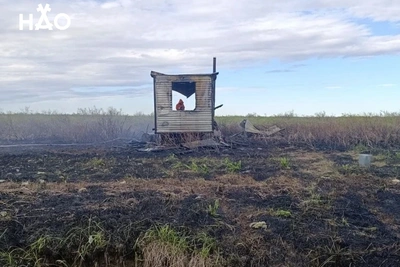 Природный пожар в Заполярном районе уничтожил строение