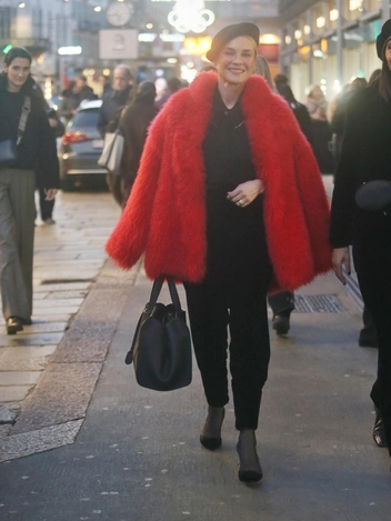 Дайан Крюгер превращает улицы Италии в модный подиум | marieclaire.ru